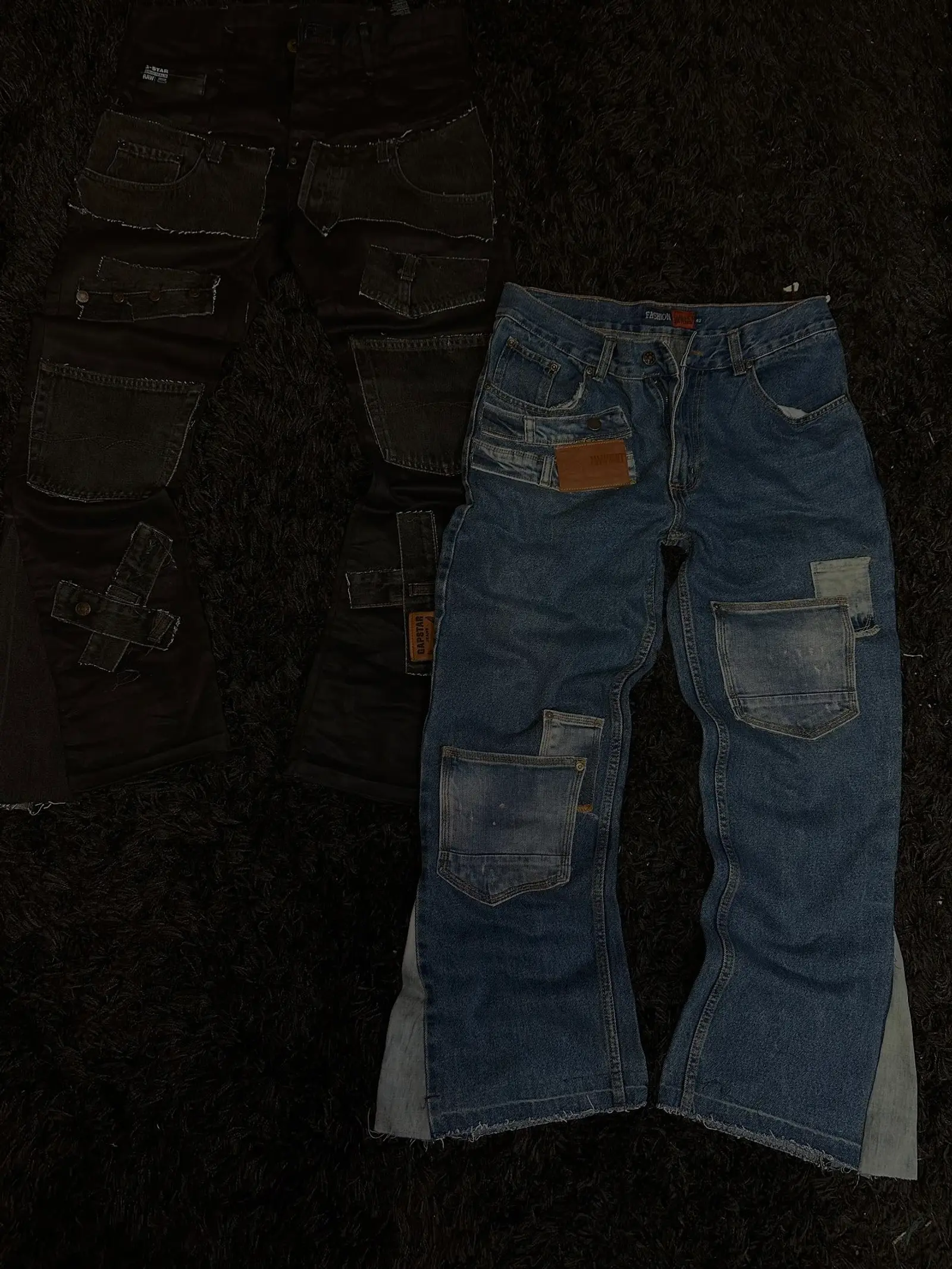 Jean flare customisé posé sur fourrure noire