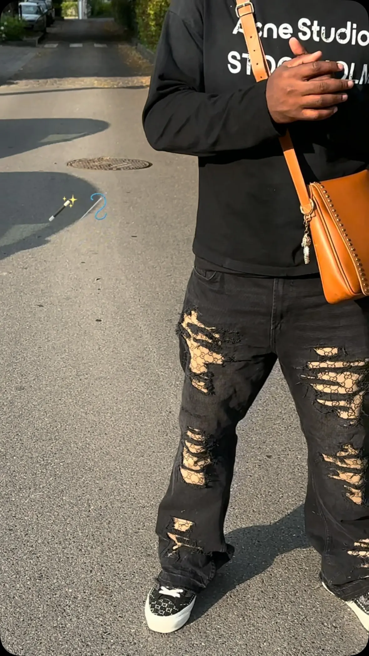 Jean customisé avec patchs monogramme, porté