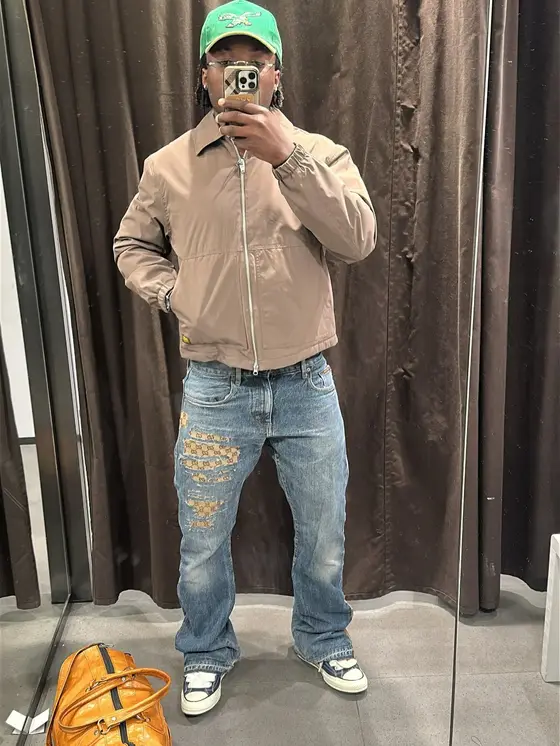 Tenue avec jean délavé et veste beige