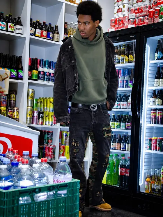 Tenue custom dans une épicerie de nuit