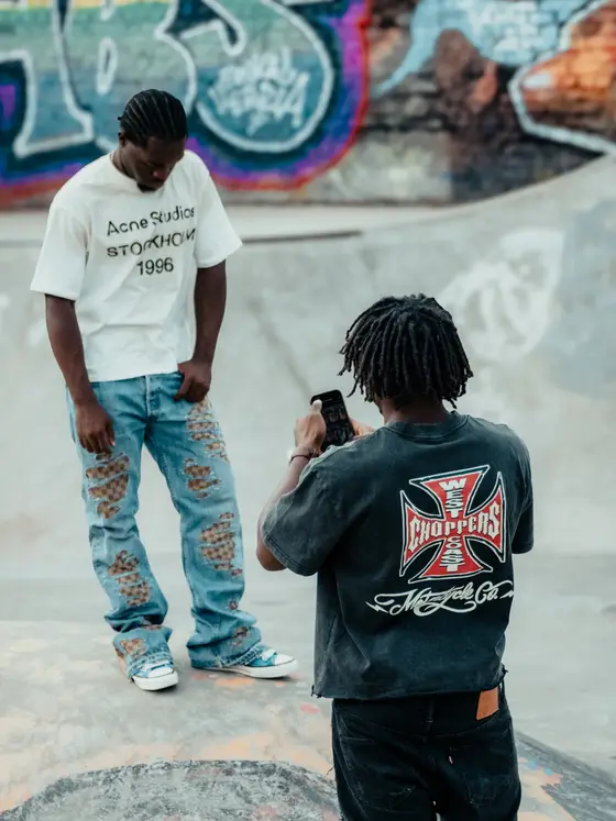 Deux personnes au skatepark en jeans flare custom